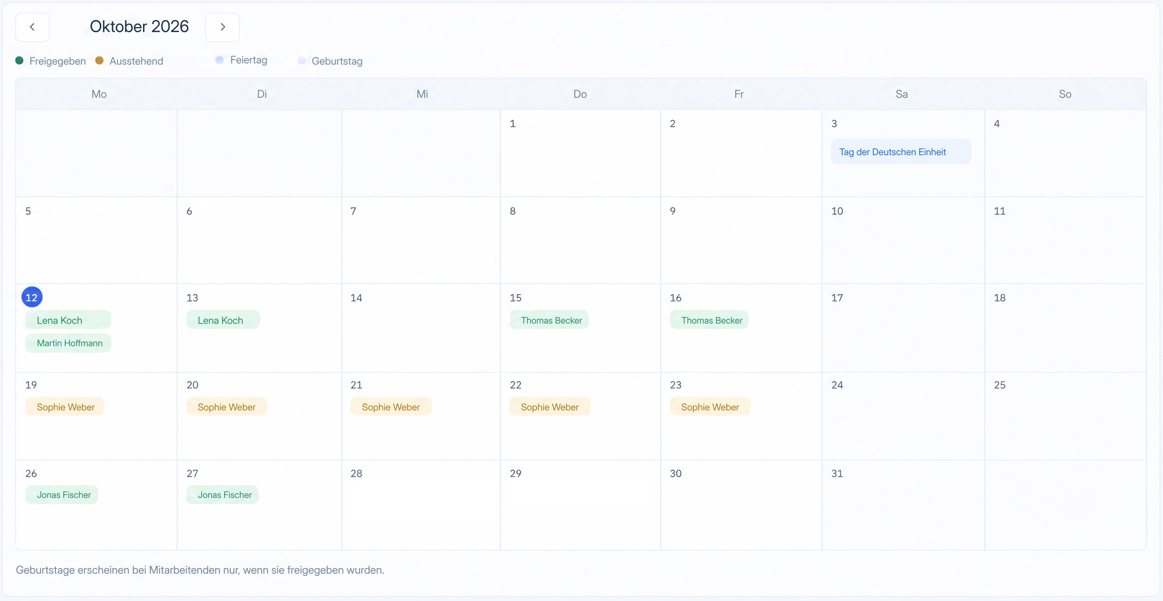 Lokalisierter Produktausschnitt: Abwesenheitskalender Oktober 2026; Sophie Webers Urlaubsantrag ist offen